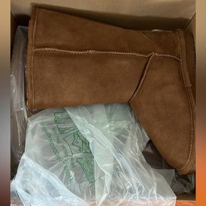 NWT Bearpaw Women’s size 6 Emma Boots